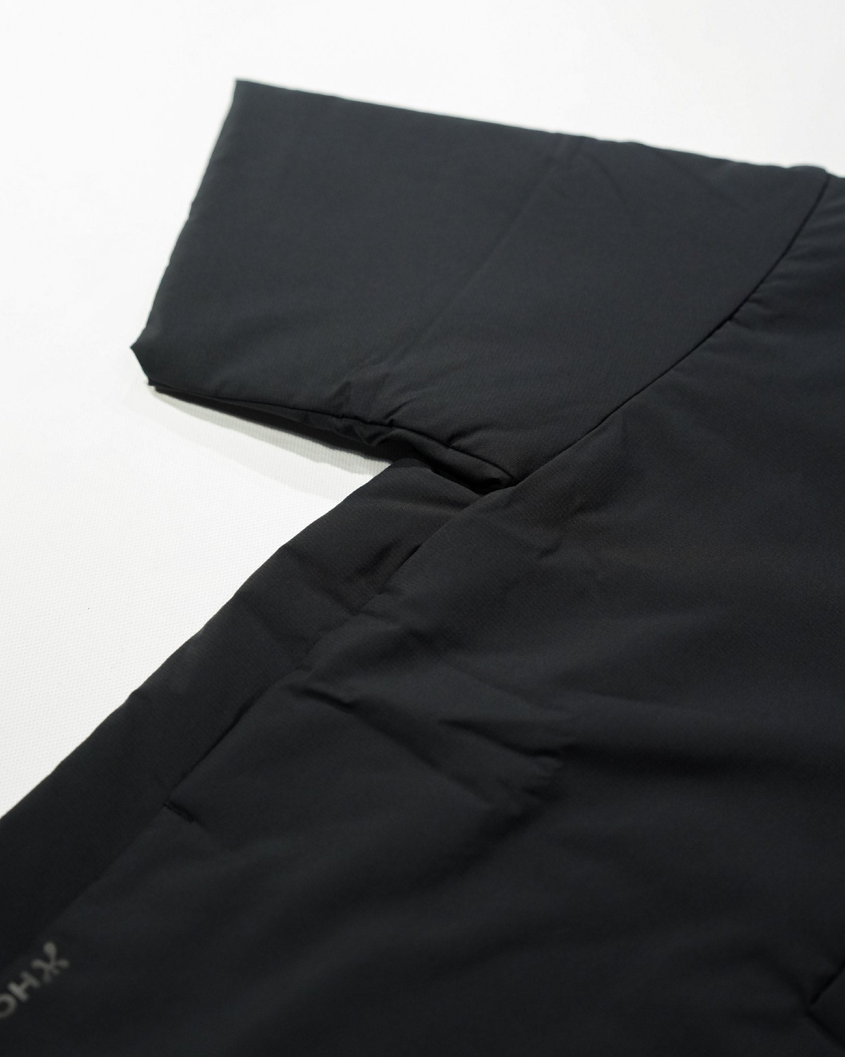 Houdini All Weather T-Neck (Unisex) / True Black - Wild Camping